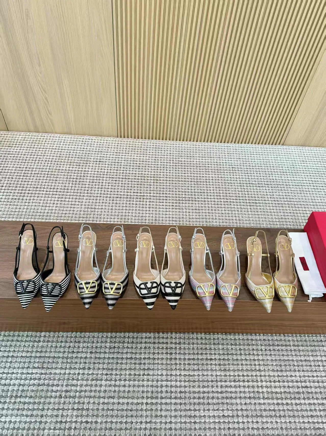 👟👟Ex-factory price 440👟👟 Genuine leather sole +40 Top version 𝑉𝐴𝐿𝐸𝑁𝑇𝐼𝑁𝑂 Valentino new spring and summer women's back hollow sandals. The unique [unique V family hand-woven design] brings out a full sense of high-end, and the new season will live up to expectations! Worth buying★Absolutely high-grade❥Original method, Absolutely sensual❥Elegant style, creating a different feeling, simple and elegant style!  Code number: 35-41 (34-42 customized, non-returnable) Lining: Sheepskin lining Heel height: 7.5 cm Leather outsole Rubber outsole